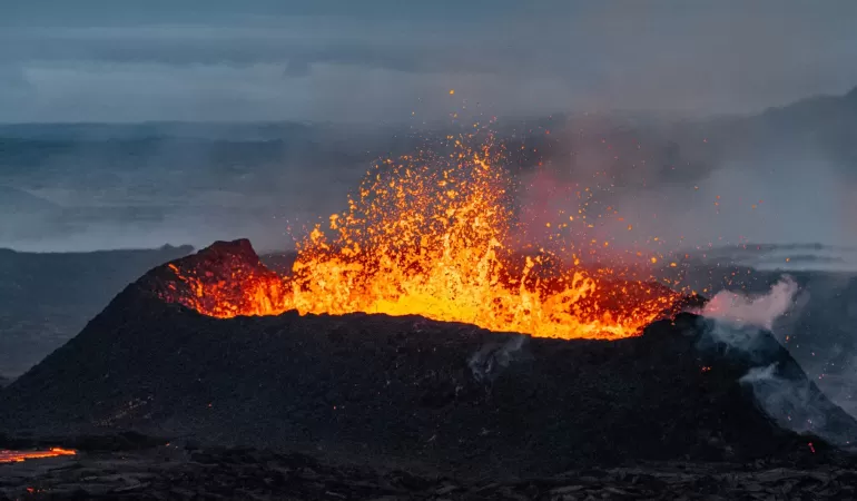 wulkan islandia shutterstock 2508054189