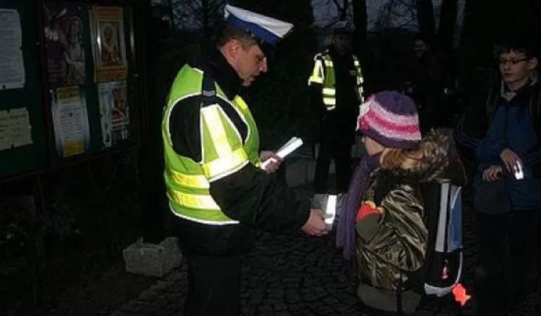 Policjanci wręczali odblaksowe paski