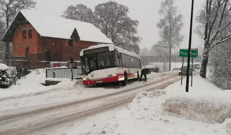 Autobus, Czarków, zima, śnieg