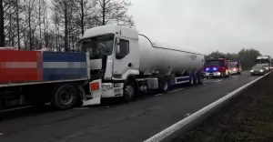 Zderzenie ciężarówek na krajowej jedynce