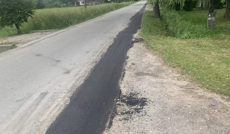 Utwardzanie poboczy na ulicy Spokojnej w Ćwiklicach - 06.2025