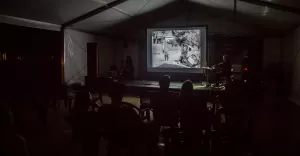 [FOTO] Niemy film "Cwaniak" z muzyką na żywo na pszczyńskim rynku