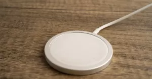 Ładowanie MagSafe - czy musisz zdejmować etui z telefonu?