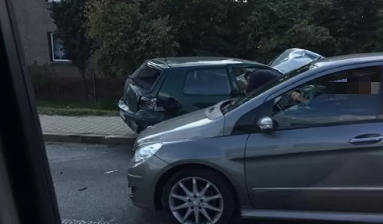 Zderzenie dwóch osobówek i autobusu w Suszcu
