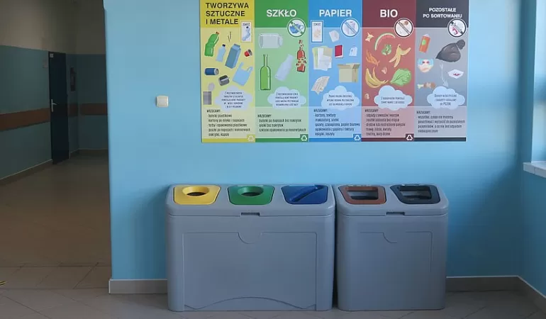 Uczniowie uczą sie segregować śmieci. Gmina kupiła pojemniki