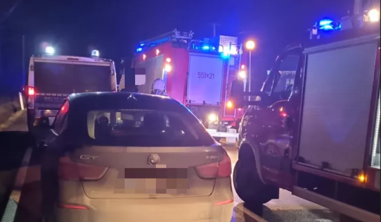 Czołowe zderzenie osobówek na ul. Żubrów w Jankowicach