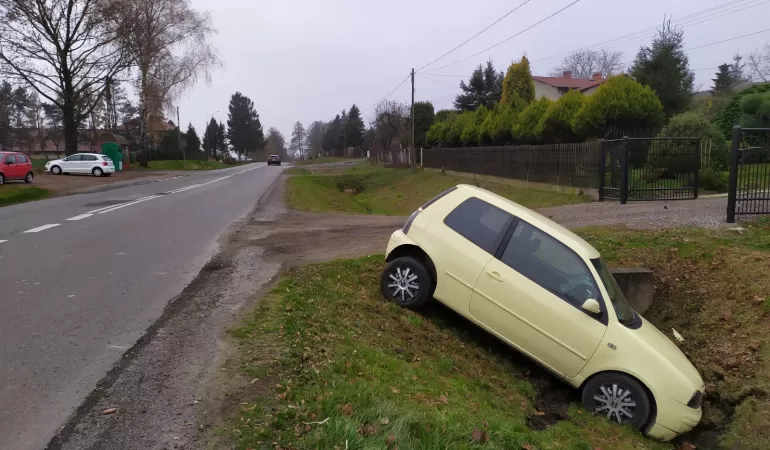samochód osobowy w rowie
