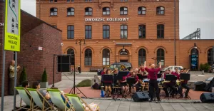 [FOTO] Młodzieżowa Orkiestra Dęta zagrała dla Kacperka
