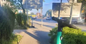 Hulajnoga na środku chodnika w okolicach sklepu Aldi