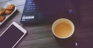 Filiżanki z logo w biurze - budowanie profesjonalnego wizerunku firmy