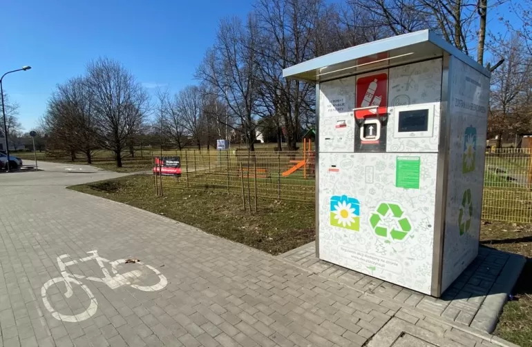 Butelkomat na osiedlu Piastów