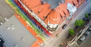 Kolorowe wstążki nad ulicą Bankową. Nawiązują do strojów ludowych Zespołu Regionalnego Pszczyna