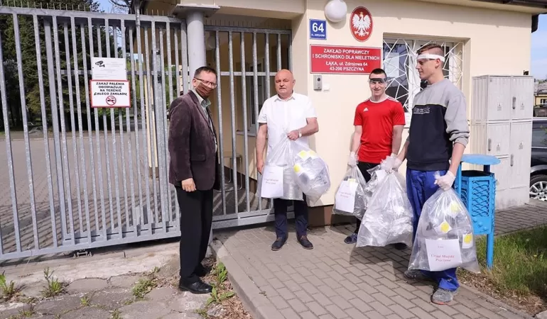 Zdzisław Grygier odebrał pierwszą partię przyłbic ochronnych od wychowanków Zakładu Poprawczego
