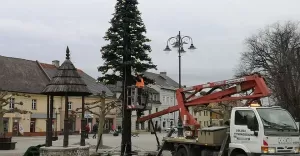 Demontaż choinki na pszczyńskim rynku