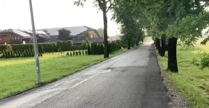 Utwardzanie poboczy na ulicy Spokojnej w Ćwiklicach - 06.2025