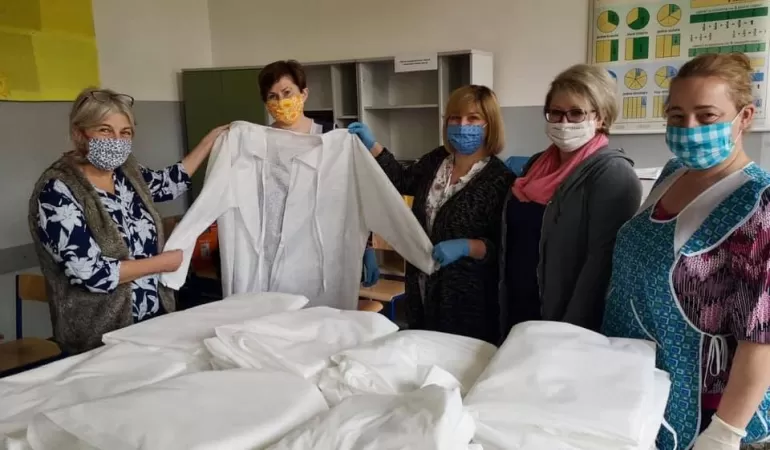 Pracownice SP nr 2 uszyły 69 fartuchów ochronnych