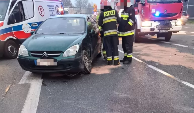 Zderzenie osobówek na skrzyżowaniu Uzdrowiskowej i DK-1