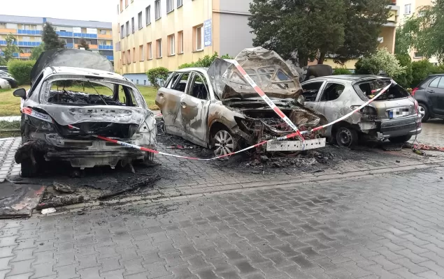 [FOTO] Pożar samochodów na osiedlu Pawłowice. Policja sprawdzi, czy było to podpalenie