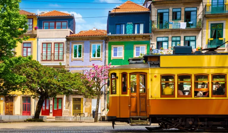 Porto shutterstock 2482943911