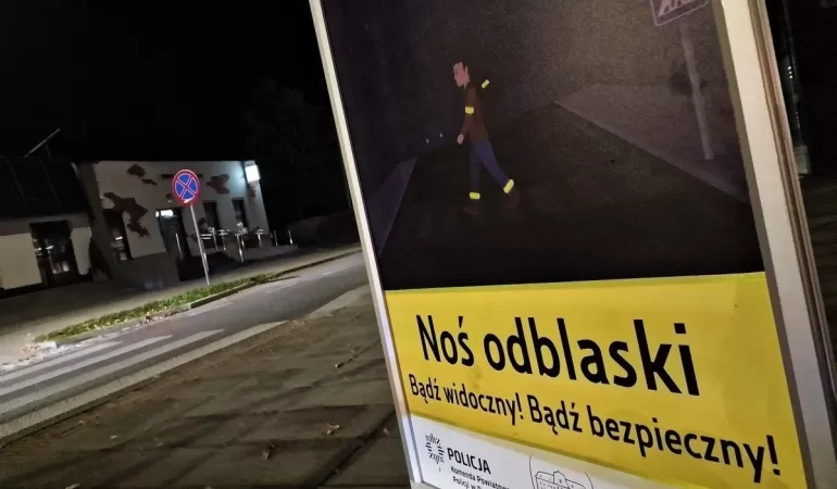 Tablice informacyjne nt. odpowiedniej widoczności po zmroku.