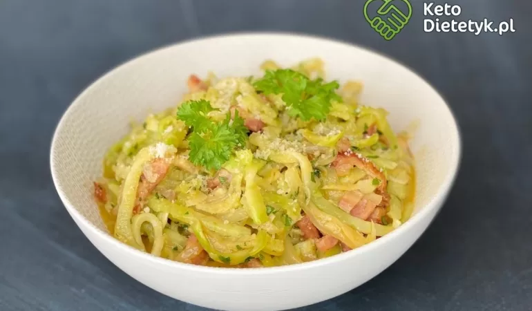 keto carbonara z makaronem z brokulow