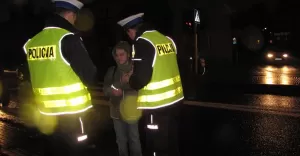 policjanci rozdawali odblaski