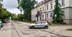 Utrudnienia w ruchu i parkowaniu na ul. 3 Maja w Pszczynie - 06.2025