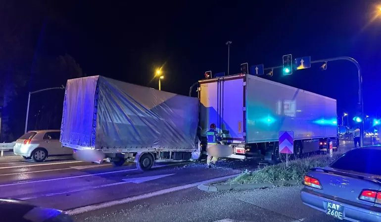 Kraksa dwóch ciężarówek na DK-1 w Pszczynie